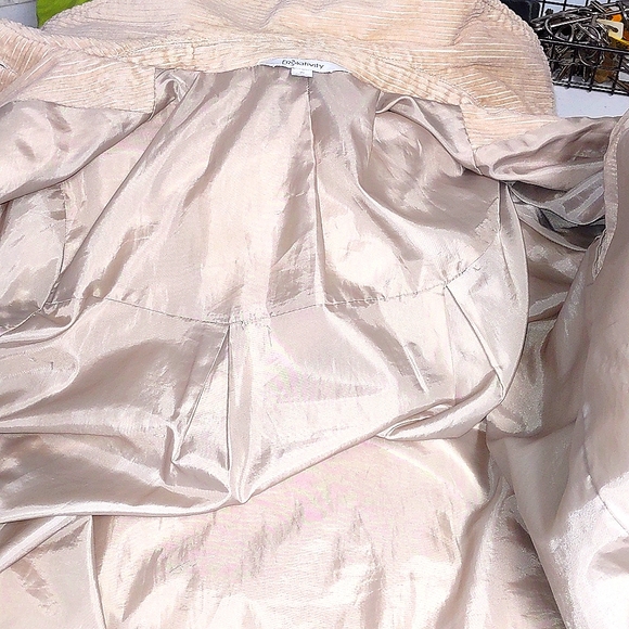 ✨Host Pick✨ Women's Corduroy Tan Jacket - Picture 4 of 13